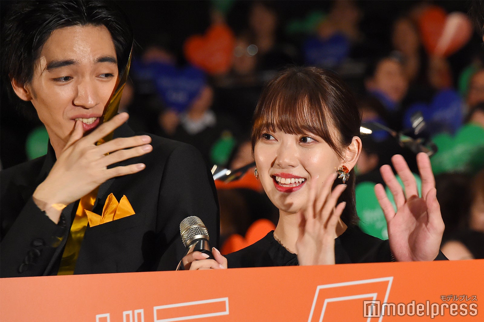 銀テープが絡まってしまった清水尋也、堀未央奈 （C）モデルプレス