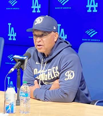 ロバーツ監督の継投策ハマる ゲームの勝敗を分けた六回 リリーフ2枚つぎ込んで無死満塁のピンチ脱出 前夜継投失敗も躊躇なく