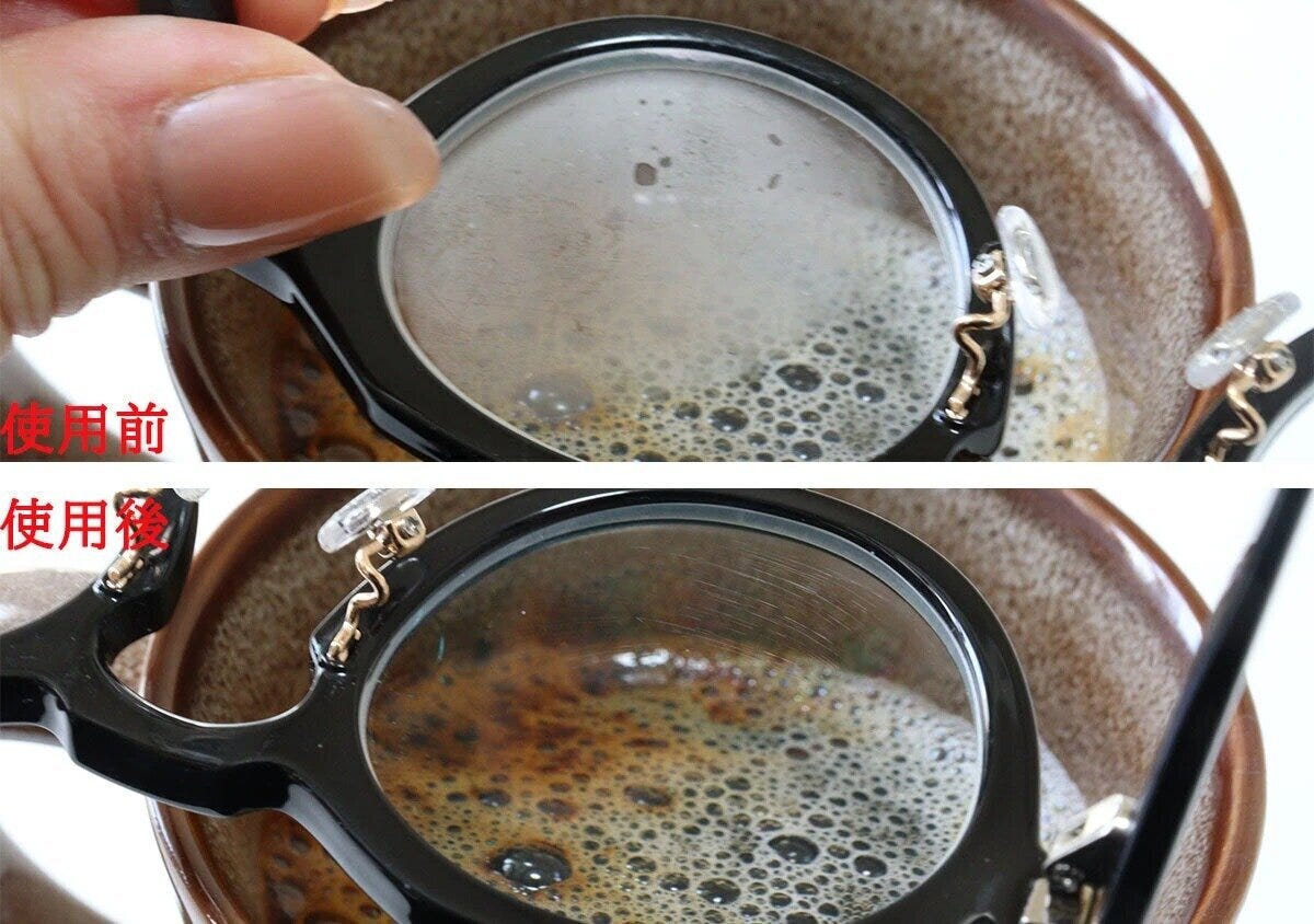 黒いフレームのメガネをカップに乗せ、温かい飲み物の湯気でレンズがくもる「使用前」と、くもりが解消された「使用後」を比較