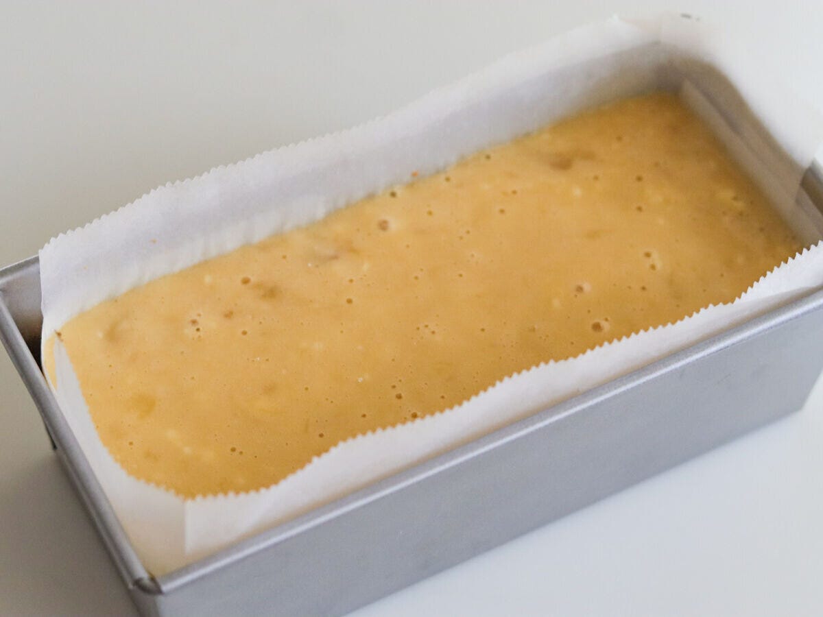 クッキングシートを敷いたパウンド型に生地を流し入れた状態