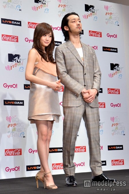 「MTV VIDEO MUSIC AWARDS JAPAN 2013」のMCを務めることになった前田敦子（左）と金子ノブアキ（右）