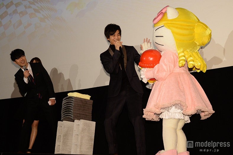 ハイタッチする松坂桃李（中央）とくるみ割りキティ（右）