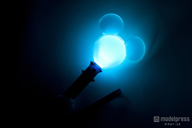 「東京ディズニーランド・エレクトリカルパレード・ドリームライツ」と連動したグッズ「マジカルドリームライト」（C）Disney 