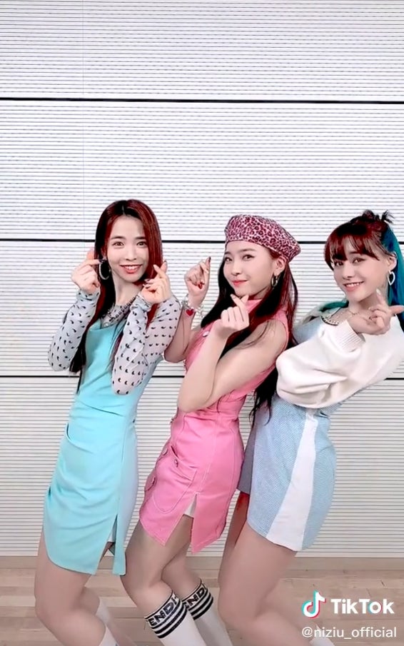 NiziUマヤ・マユカ・ニナ“全力きゅんきゅん”動画にファン悶絶「可愛すぎ」「眼福」