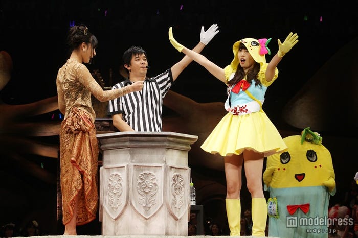 ふなっしーとともに登場した小嶋陽菜(C)AKS