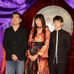 ドラマ「CLAMPドラマ ホリック xxxHOLiC」(WOWOW)製作発表記者会見(左から:豊島圭介監督、杏、染谷将太)