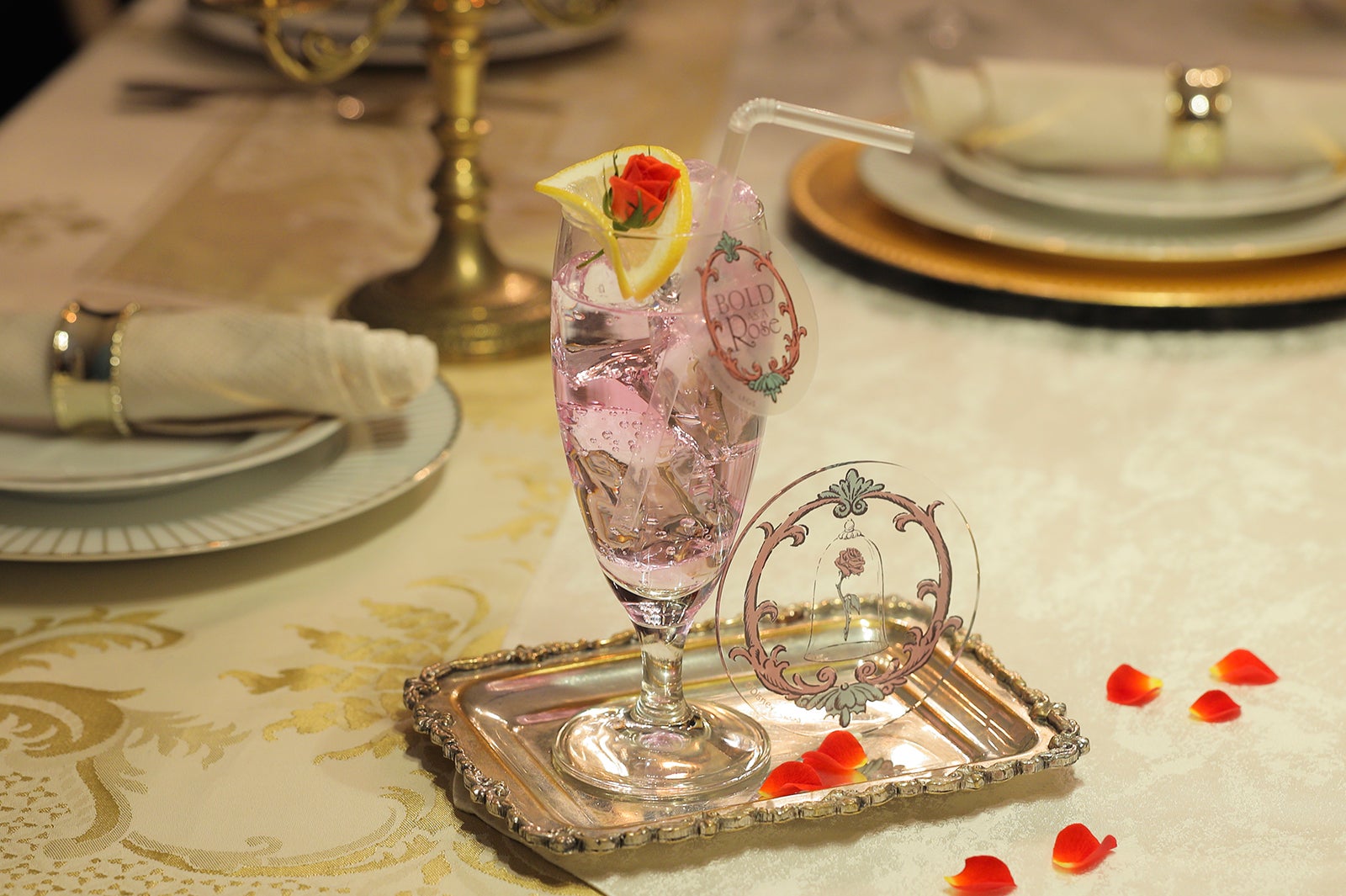 ＜真実の薔薇＞ローズウォーター890円／コースター付き1,590円（C）Disney