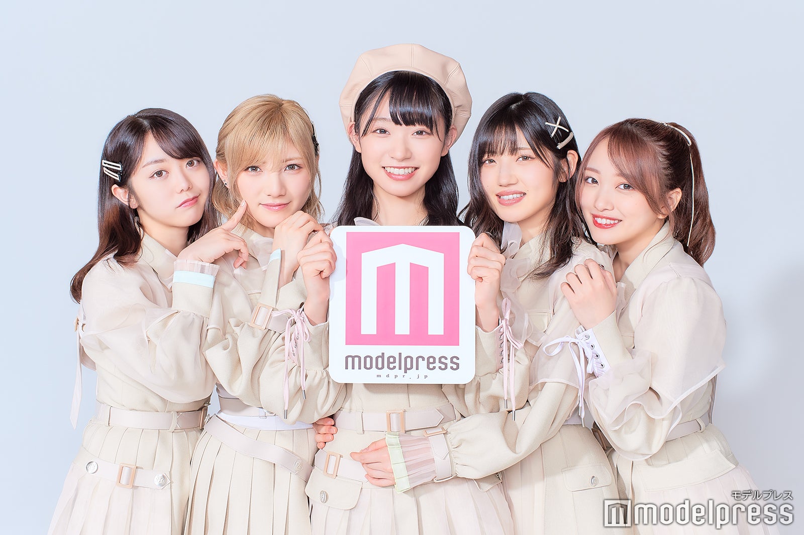 （左から）峯岸みなみ、岡田奈々、山内瑞葵、村山彩希、向井地美音 （C）モデルプレス