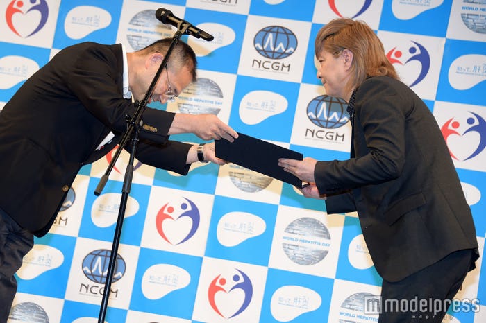 任命書を受け取る小室哲哉(右)(C)モデルプレス