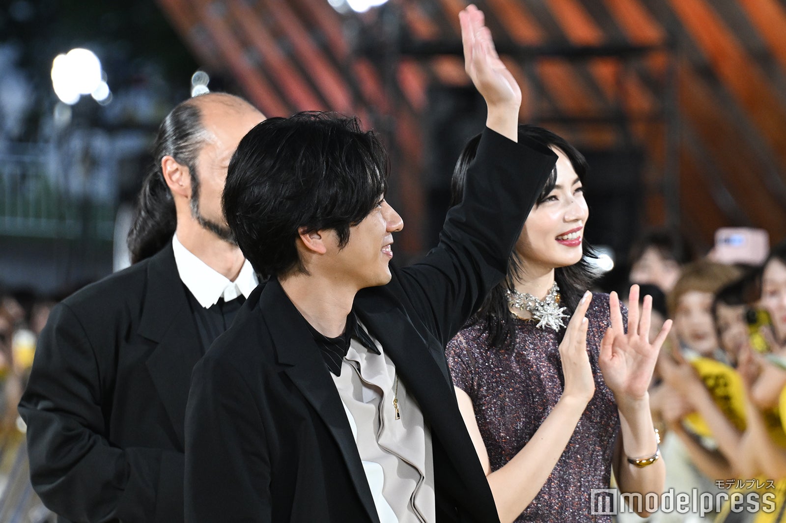 ファンサービスをする二宮和也（C）モデルプレス