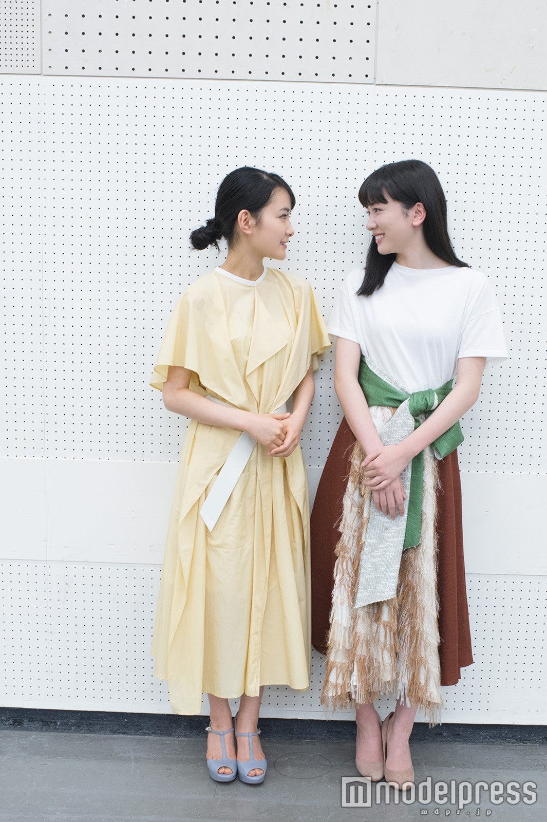 「向かい合って下さい」とお願いしたら照れながらおしゃべりしてくれました（C）モデルプレス