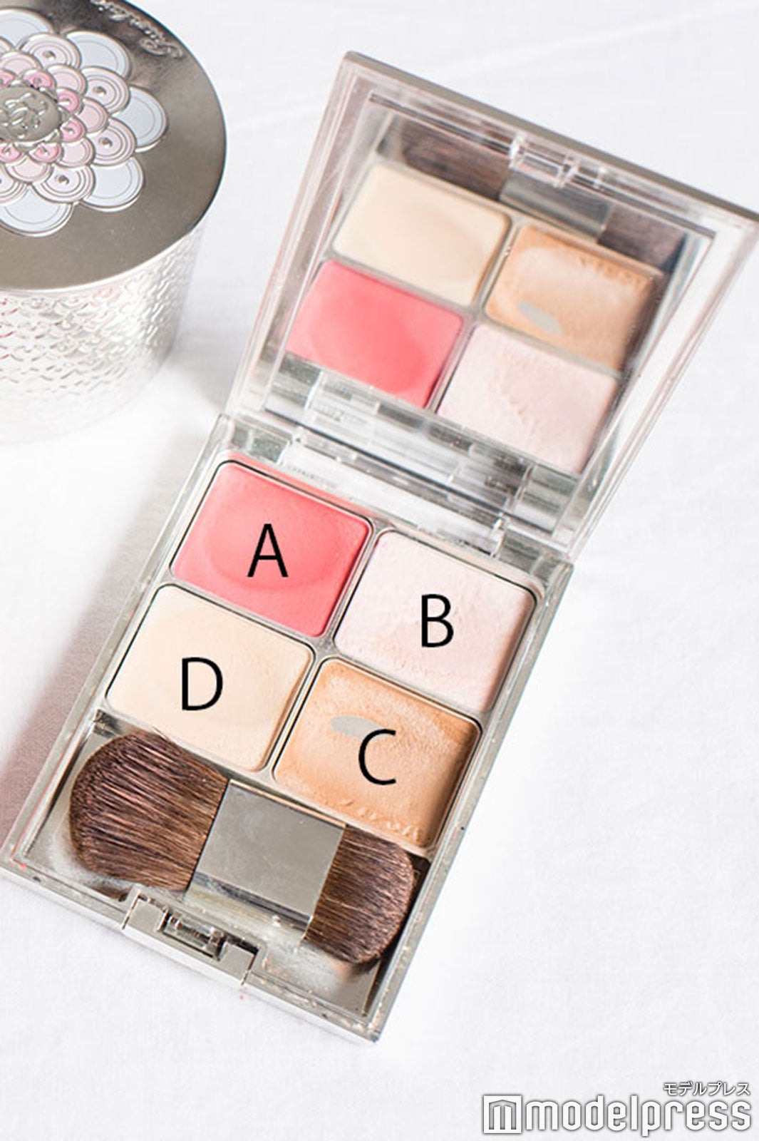 桃月なしこのメイクポーチ：イプサのパレットが万能！（C）モデルプレス（C）モデルプレス