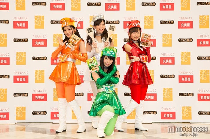 戦隊ヒロインに変身(C)AKS