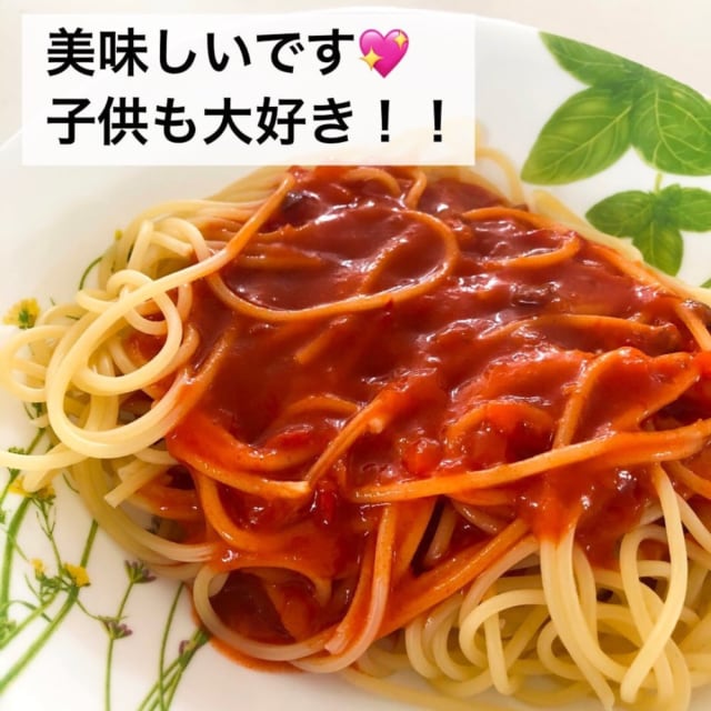 皿に盛りつけした大盛ナポリタン