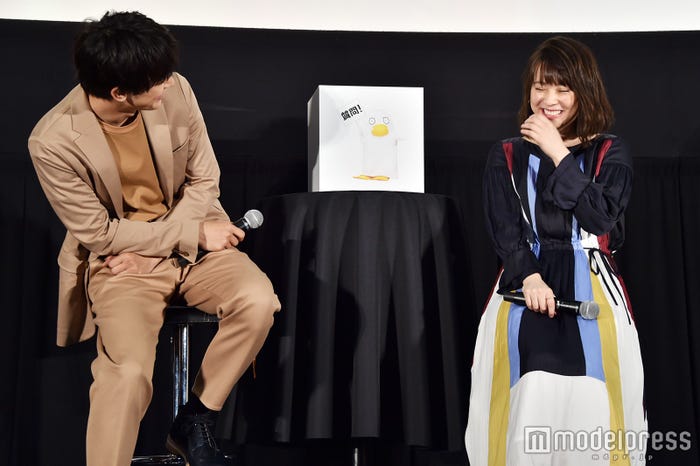 “白地のボックスに白いエリザベス”がツボにハマった吉沢亮と北乃きい (C)モデルプレス