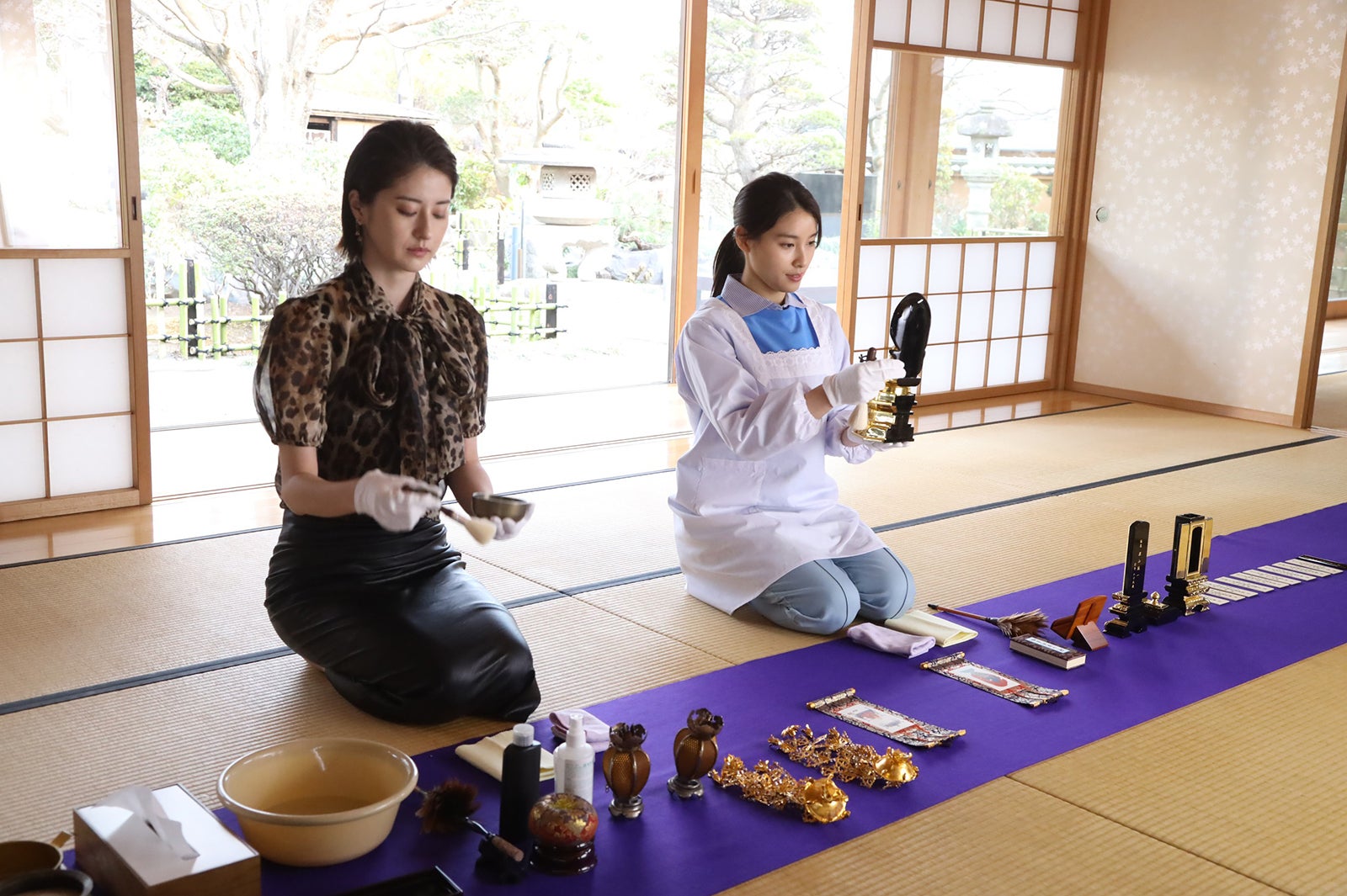 松本若菜、土屋太鳳／「やんごとなき一族」第1話より（C）フジテレビ