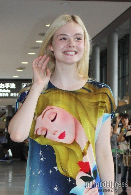 <速報>エル・ファニング、プリンセスワンピで来日