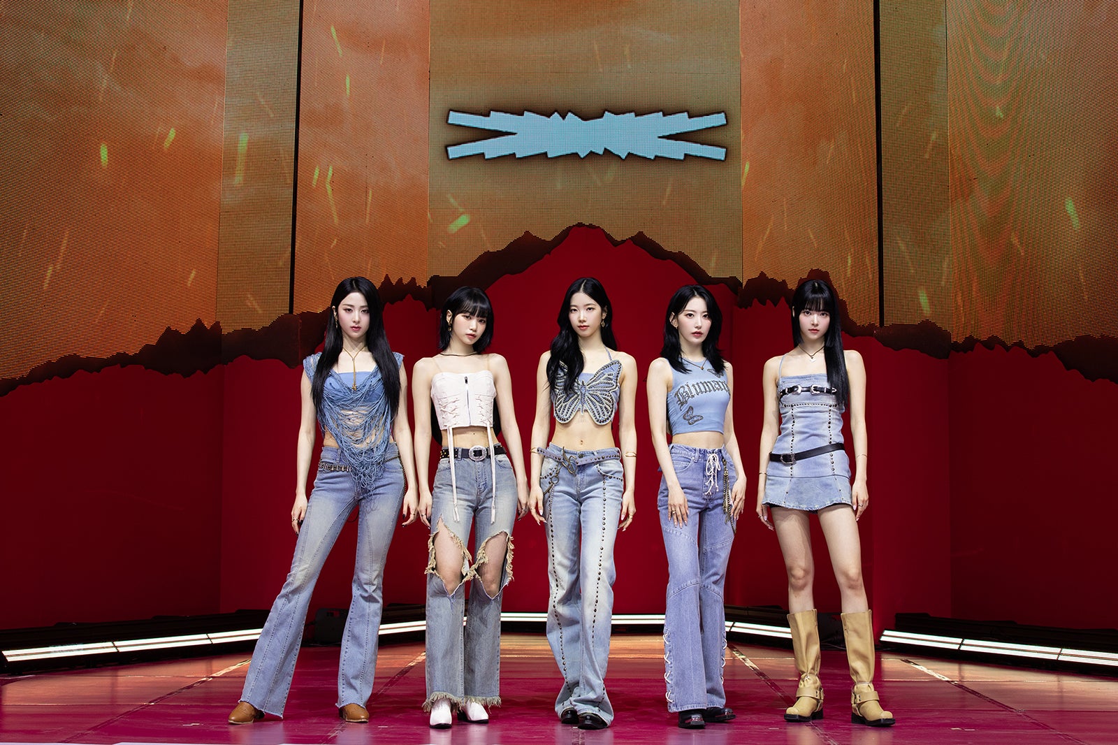 LE SSERAFIM（左から）ユンジン、チェウォン、カズハ、サクラ、ウンチェ（P）＆（C）SOURCE MUSIC