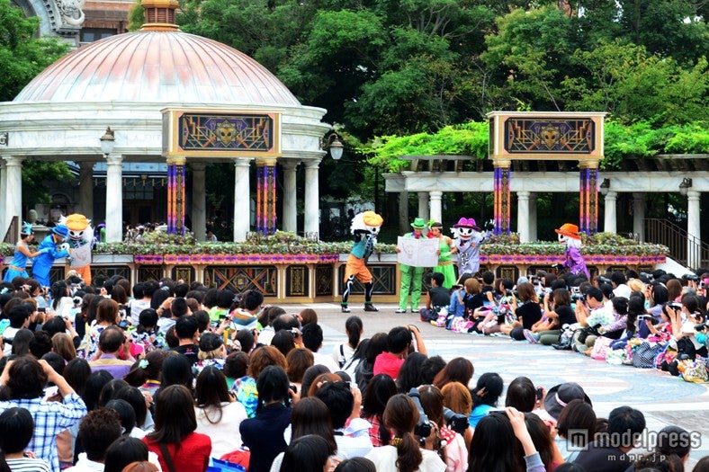 「ニューヨーク・ハロウィーン・フォリーズ」ニューヨーカーとスケルトンが楽しく過ごす