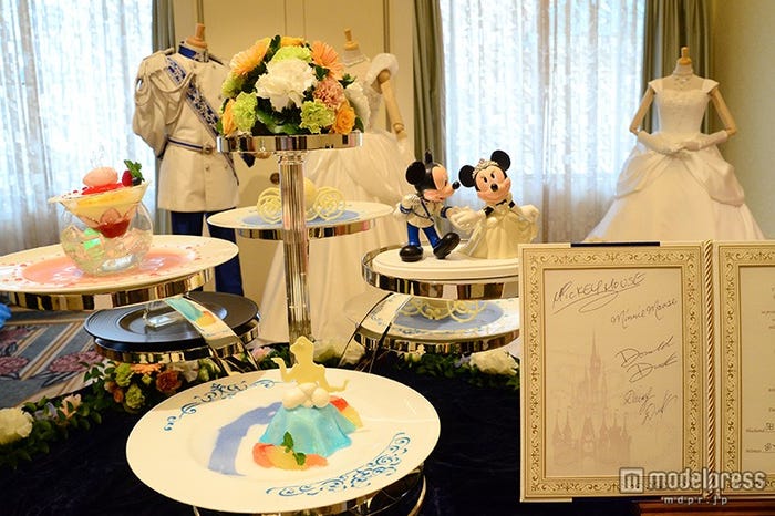 ウェディングドレス、デザートの展示