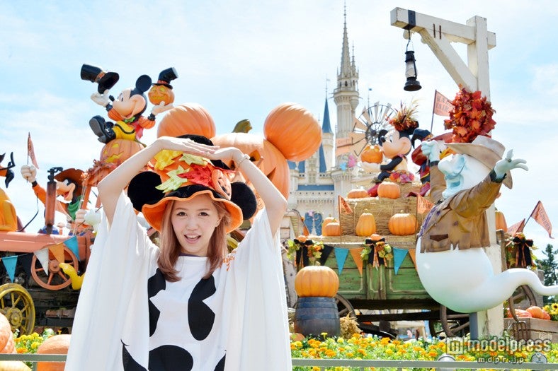 パーク内にはパンプキンがいっぱい／東京ディズニーランドにて／モデル：河西里音