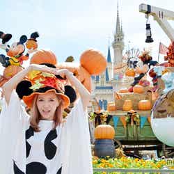 パーク内にはパンプキンがいっぱい/東京ディズニーランドにて/モデル:河西里音