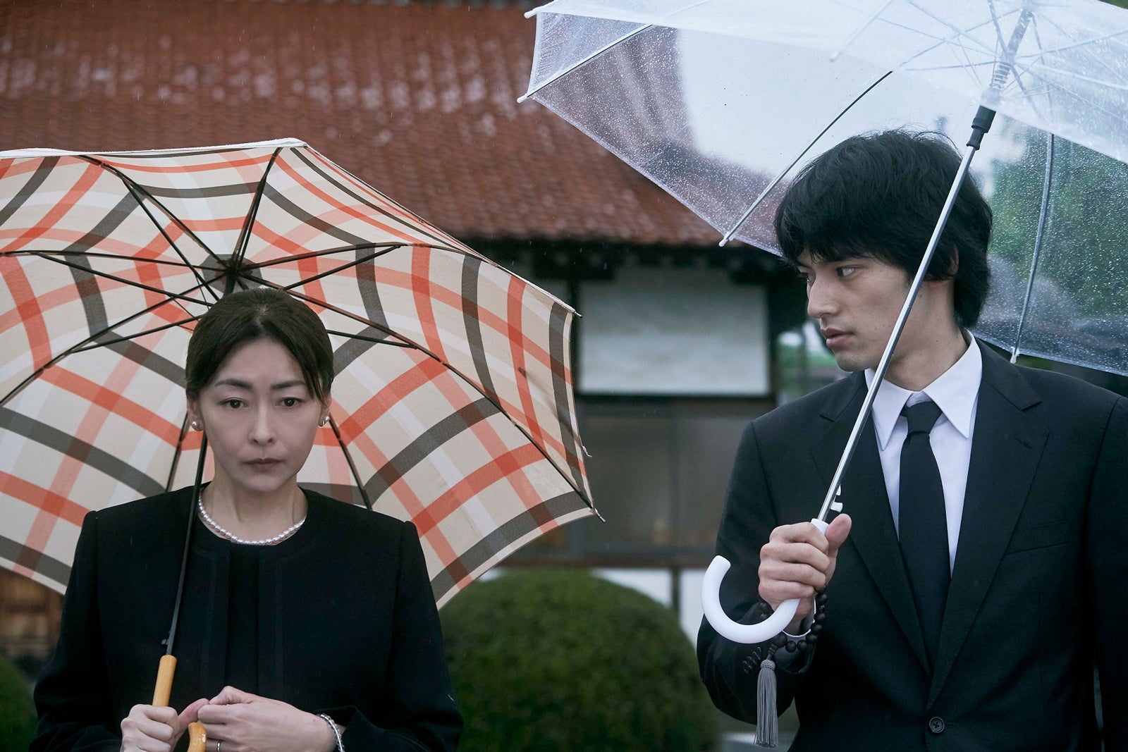 中山美穂、岡田健史 （C）2022映画「死刑にいたる病」製作委員会