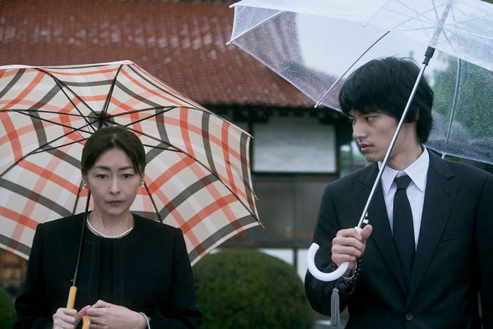 中山美穂、岡田健史 (C)2022映画「死刑にいたる病」製作委員会