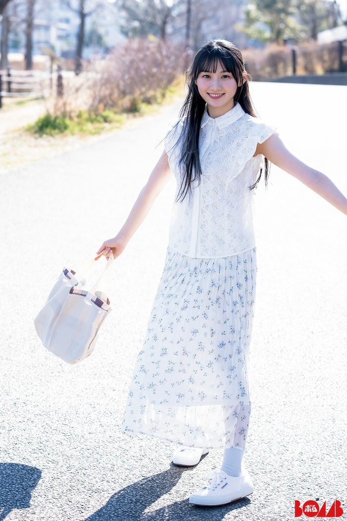 乃木坂46川崎桜、タンクトップで素肌輝く “サクラ満開”のグラビアに＜独占カットあり＞