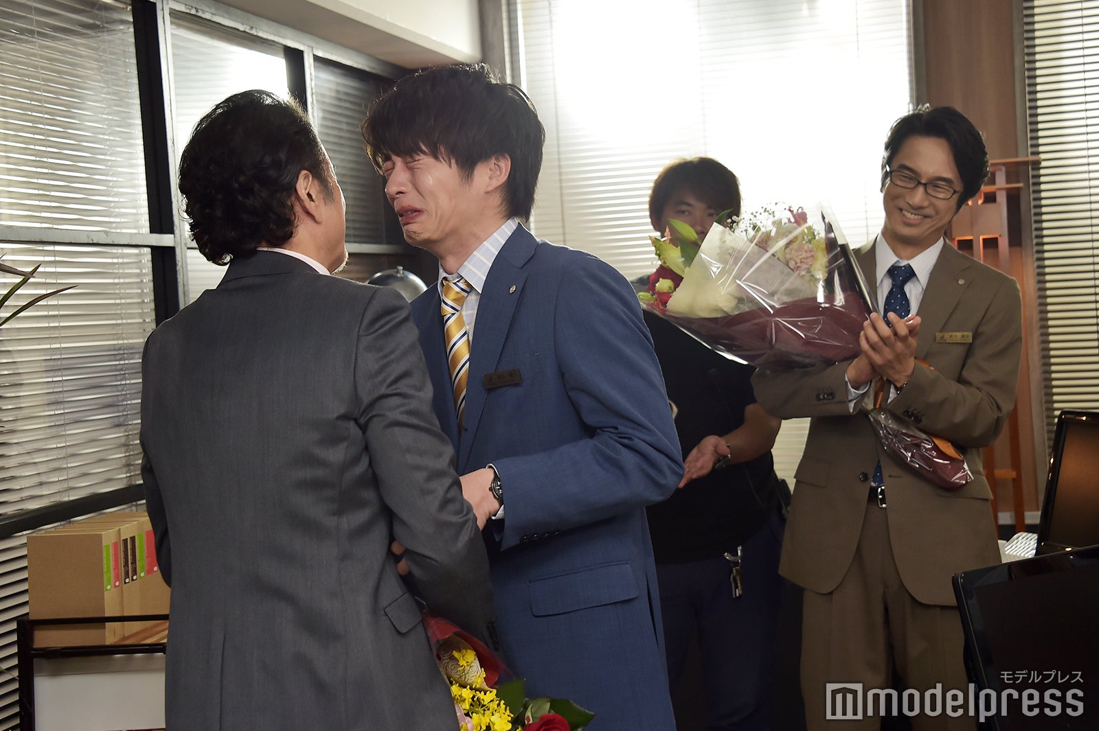 最後にもう一度握手（C）モデルプレス