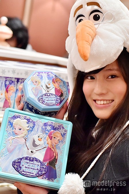 （上）クッキー＆ナッツチョコレート￥850、（下）アソーテッド・クッキー￥1200／モデル：矢内美麻理