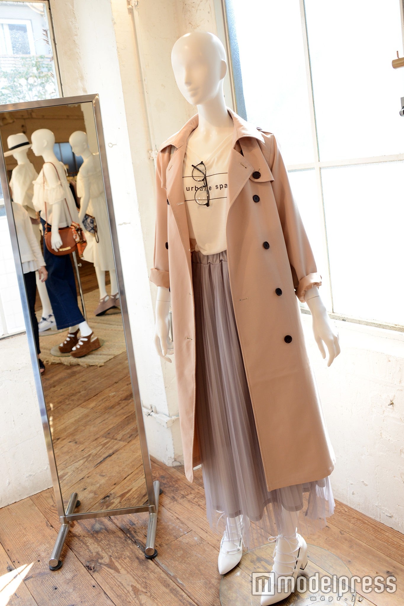 ロングのトレンチコート＆チュールスカートが今っぽいコーディネート（C）モデルプレス