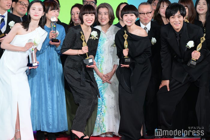 (左から)加藤小夏、杉咲花、奈緒、松坂桃李ら(C)モデルプレス