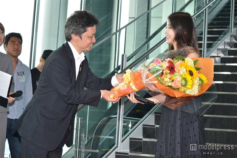 花束を受け取るIU