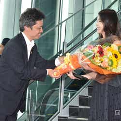 花束を受け取るIU