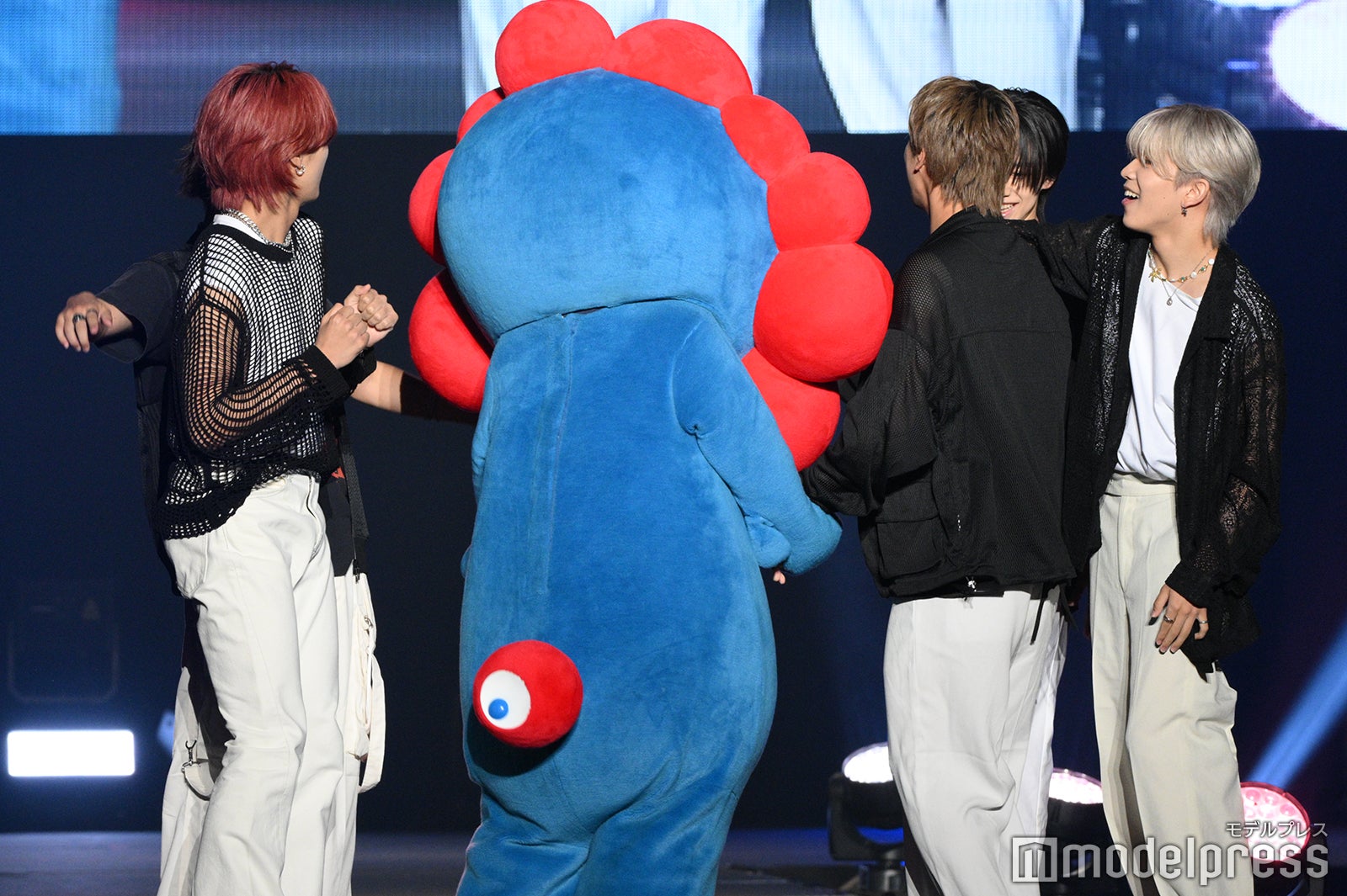 ミャクミャクとLIL LEAGUE（C）モデルプレス