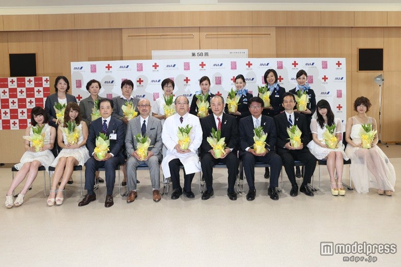 （前左から）鈴木まりや、高城亜樹、（前右から）宮澤佐江、横山由依