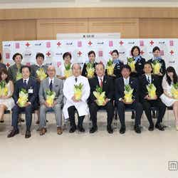 (前左から)鈴木まりや、高城亜樹、(前右から)宮澤佐江、横山由依