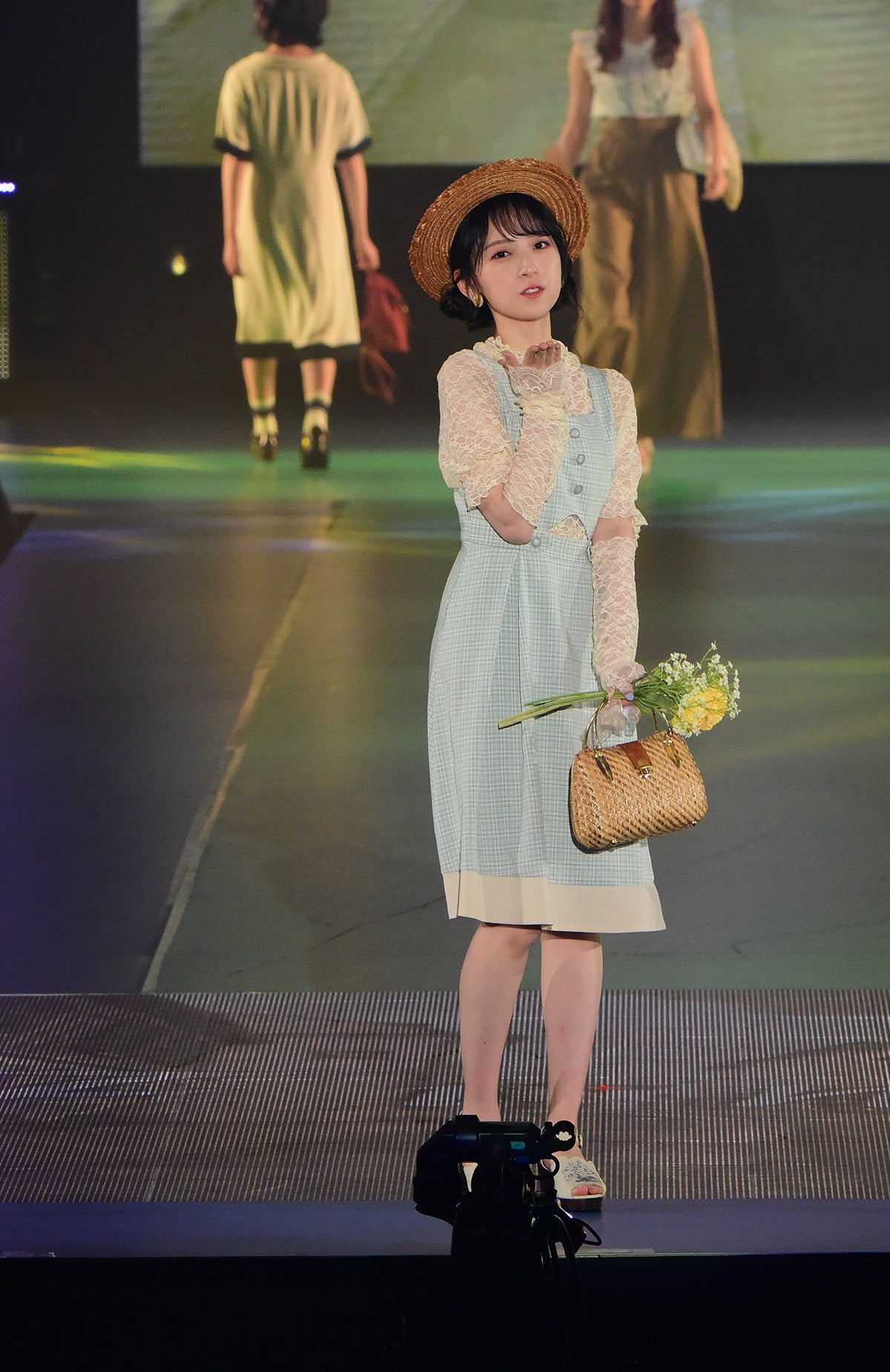 日向坂46金村美玖、レーストップスでキュートに肌見せ