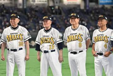 御年86歳、代打・張本勲に大歓声 ゆっくりした歩みで打席へ 上原浩治氏の投球に1球でベンチに下がって申告敬遠求める
