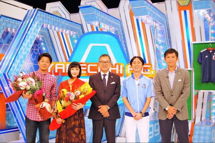 (左から)進藤潤耶アナ、竹内由恵アナ、村井満チェアマン、矢部浩之、中田浩二 (C)テレビ朝日