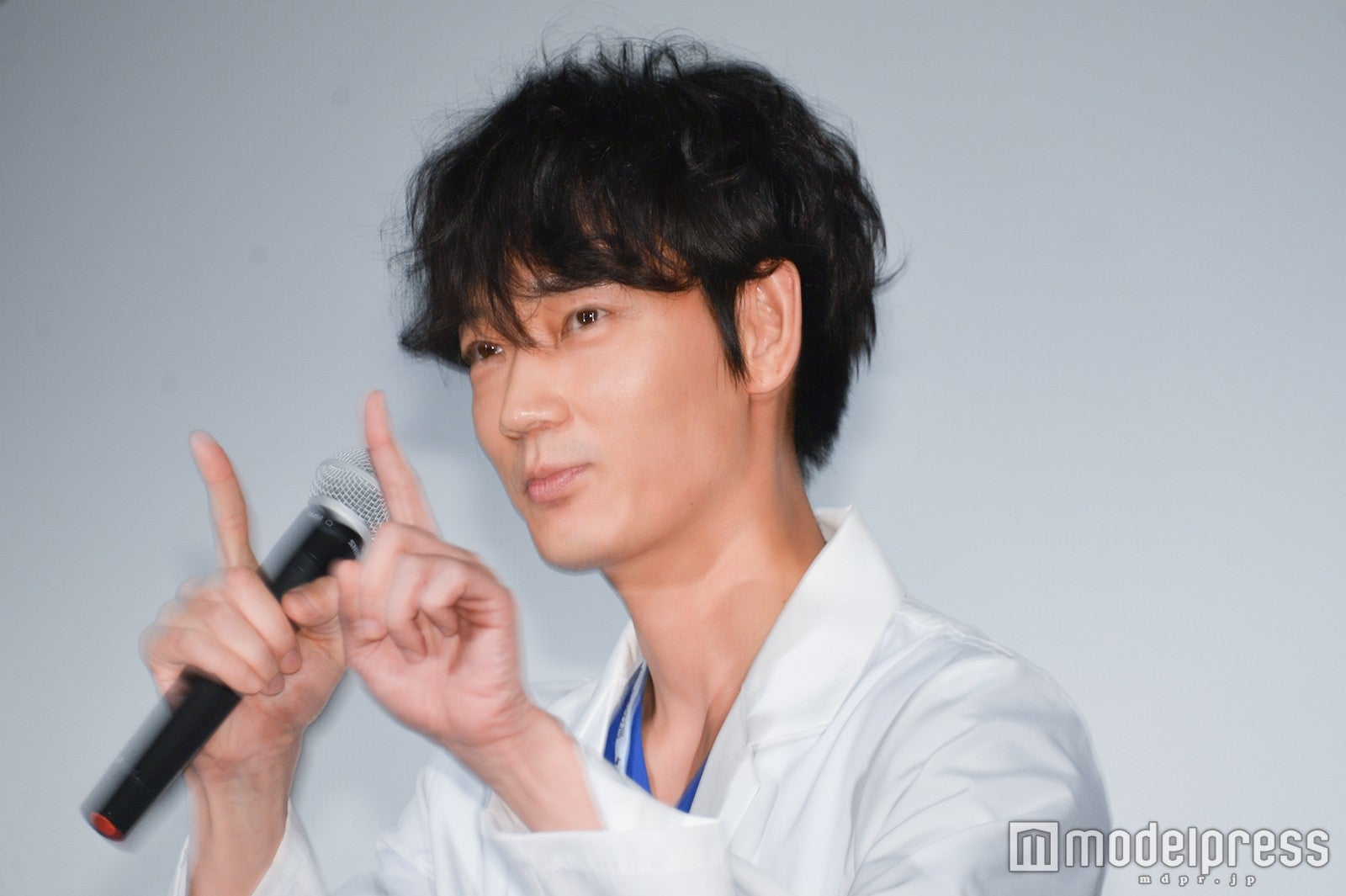 夫婦を（C）モデルプレス