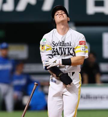 ソフトバンク・栗原への死球に騒然 日本ハム・加藤のシュート右肘に受け悶絶 球場騒然もプレー続行