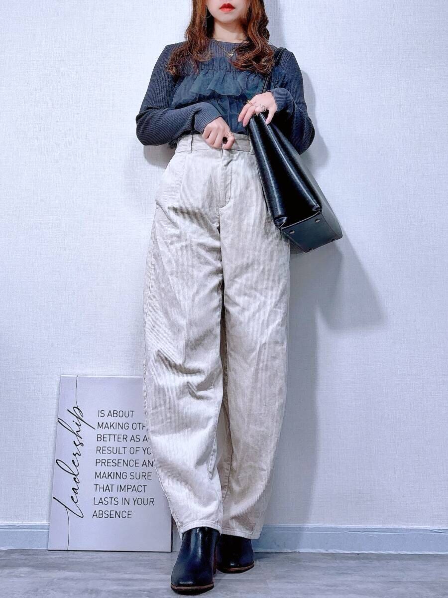 cocaチュールドッキングリブニットとコーデュロイパンツコーデ