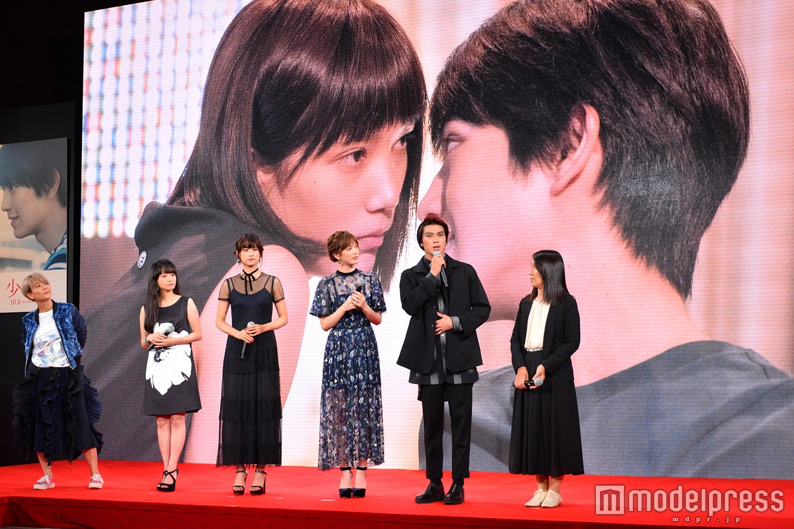 （左から）三島有紀子監督、佐藤玲、山本美月、本田翼、真剣佑、湊かなえ氏（C）モデルプレス