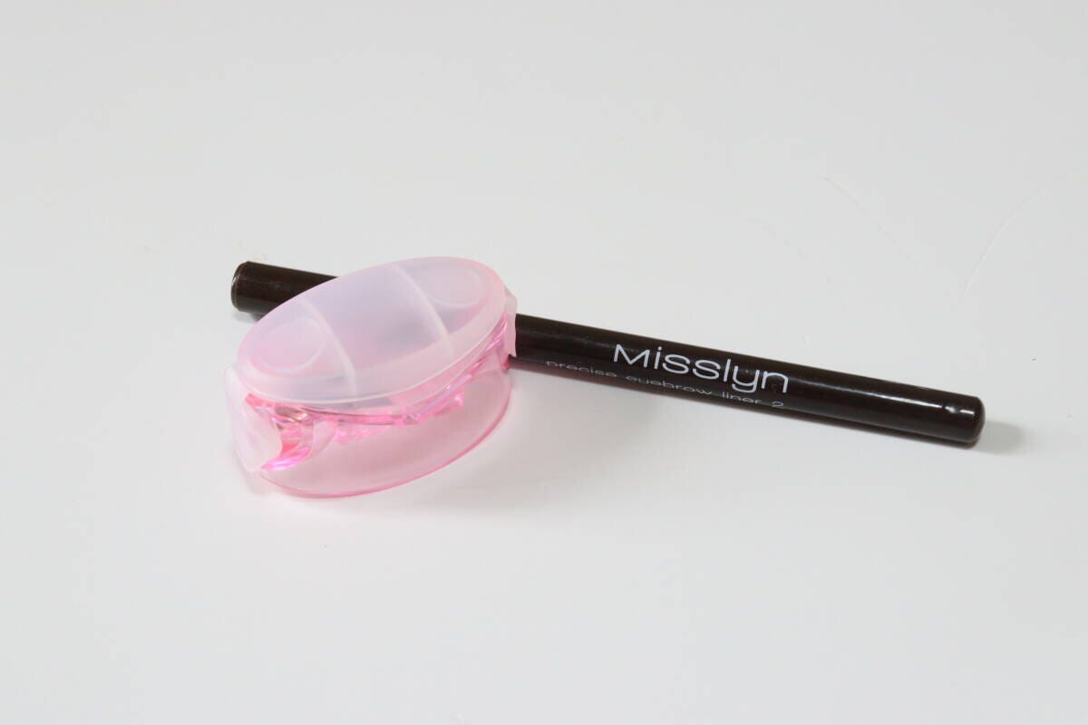 ダイソーのアイブロウシャープナー（楕円型）とアイブロウペンシル