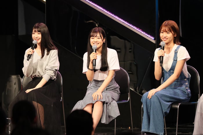 (左から)松岡菜摘、本村碧唯、山下エミリー(C)AKS
