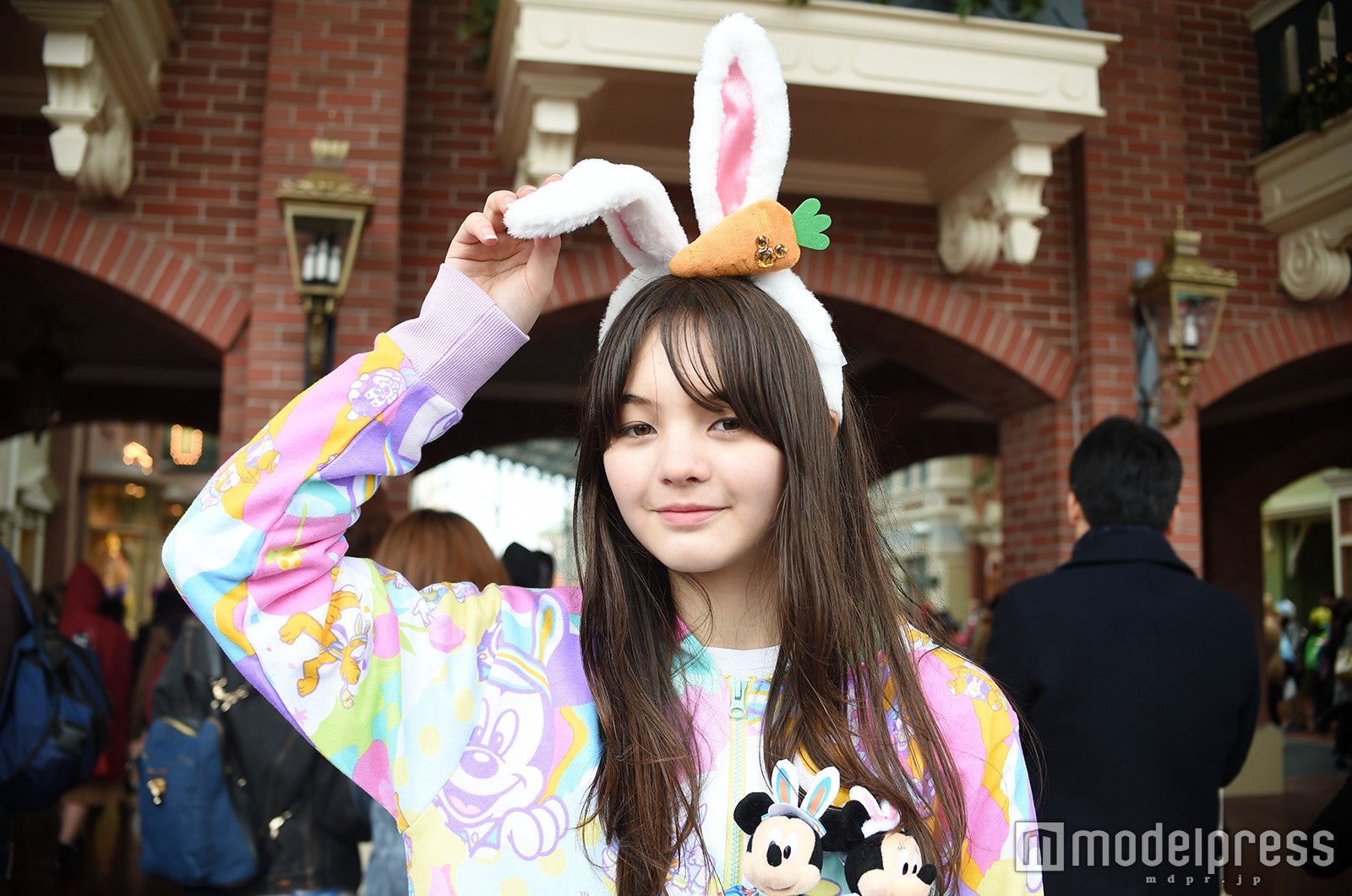 “うさみみ”カチューシャ（モデル：藤田エミリ）／（C）モデルプレス