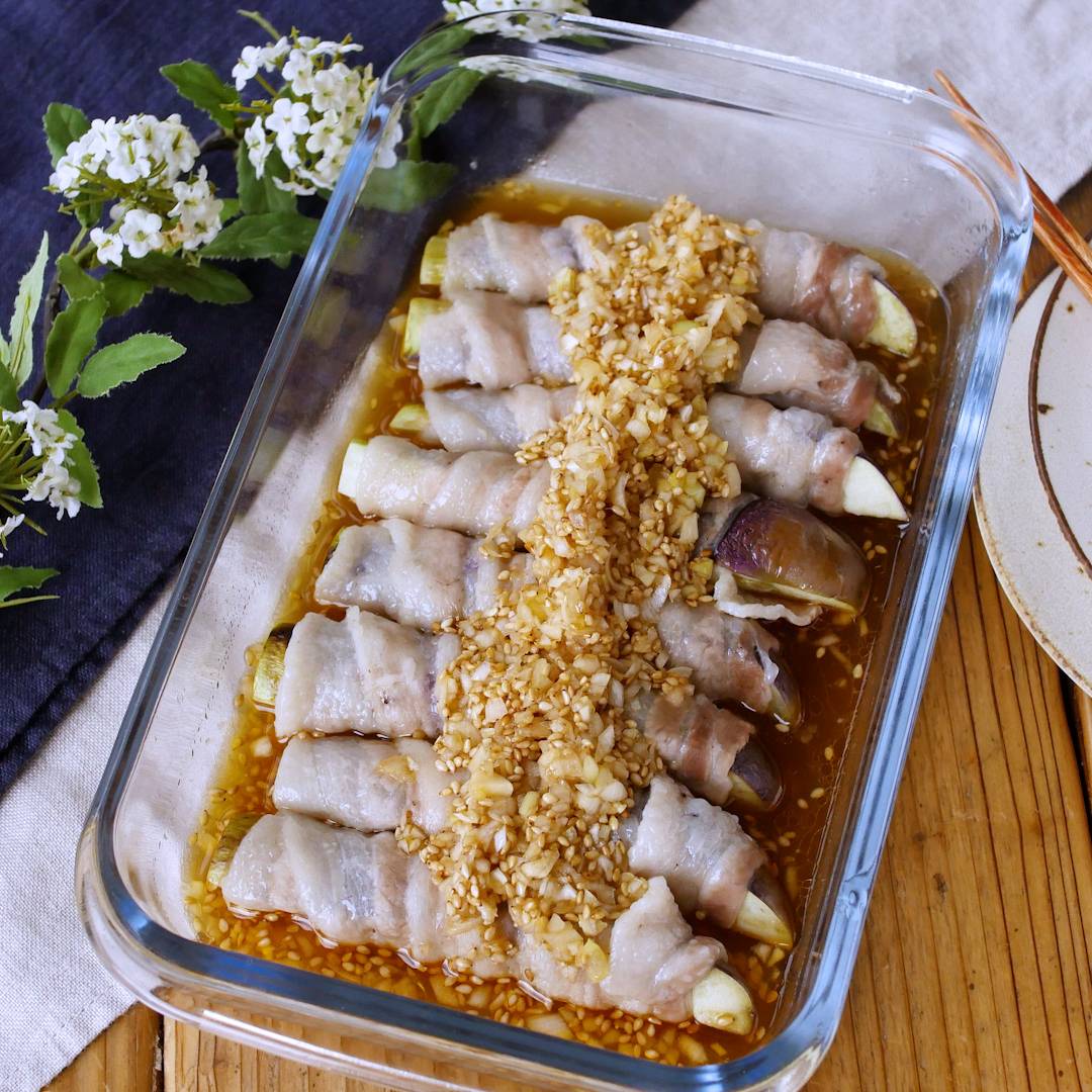 レンジで簡単！肉巻きなすのピリ辛香味だれ