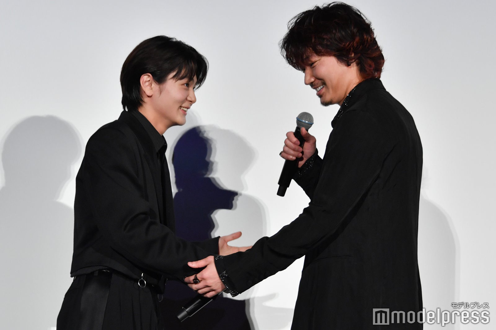 齋藤潤の手紙に感謝する綾野剛（C）モデルプレス